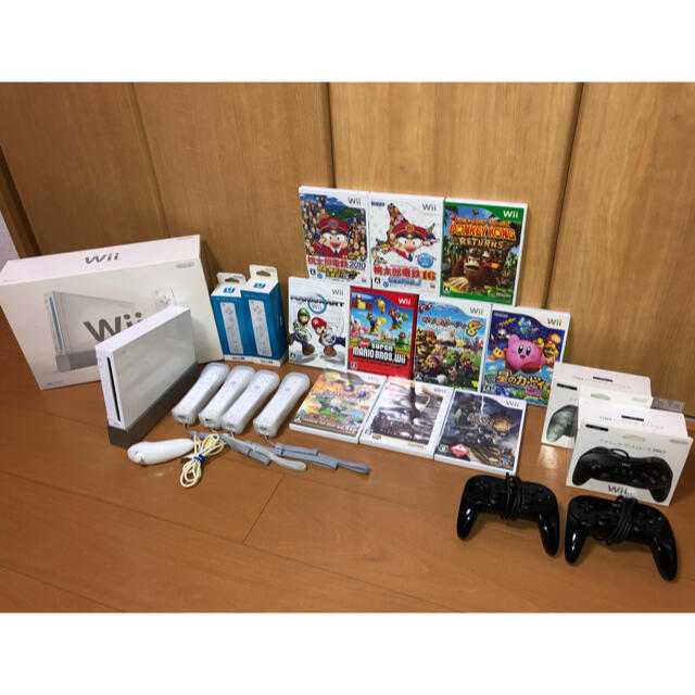 Wii本体＋リモコン４個＋クラシックコントローラ２個＋ヌンチャク＋ソフト10本