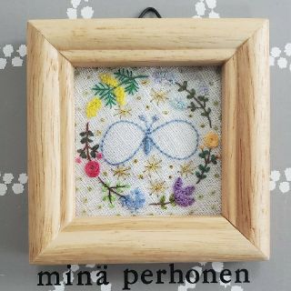 ミナペルホネン(mina perhonen)のミナペルホネンお花の刺繍☆ミニフレーム☆ハンドメイド(コサージュ/ブローチ)