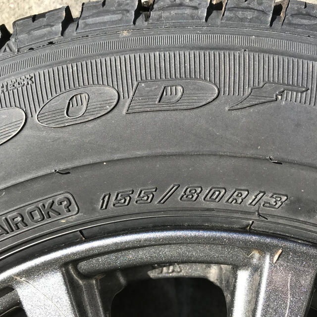 Goodyear(グッドイヤー)のスタッドレス　4本セット　155/80R13  グッドイヤーアイスナビゼアII 自動車/バイクの自動車(タイヤ・ホイールセット)の商品写真