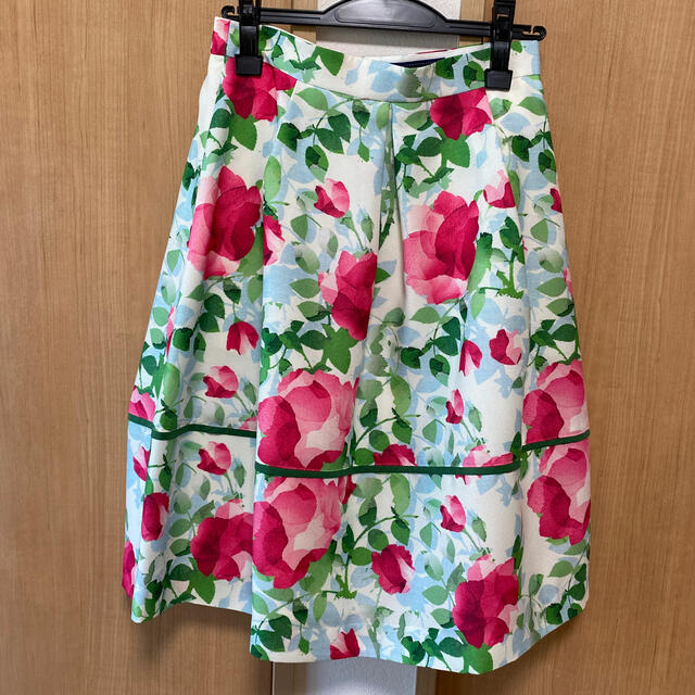 M'S GRACY(エムズグレイシー)のM'sグレイシーお花スカート🌸白38 レディースのスカート(ひざ丈スカート)の商品写真