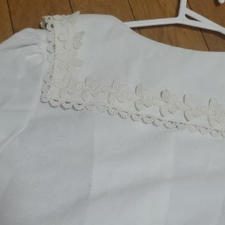 アンティローザ(Auntie Rosa)のタグ付新品未使用★ Auntie Rosa  襟付ブラウス 刺繍 アンティローザ(シャツ/ブラウス(長袖/七分))