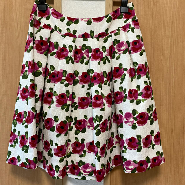 M'S GRACY(エムズグレイシー)のM'sグレイシーお花スカート🌸白 レディースのスカート(ひざ丈スカート)の商品写真