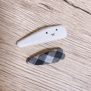 大きな 白うさぎ と 小さなチェック くるみパッチンピン 2点セット (ファッション雑貨)