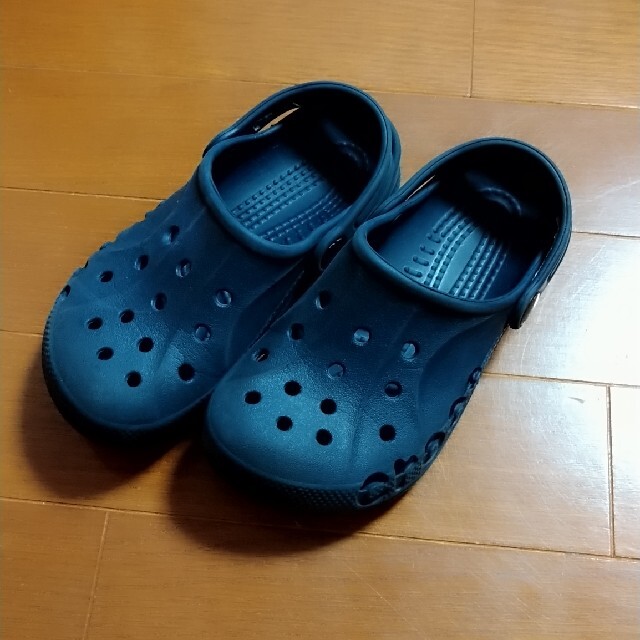 crocs(クロックス)のクロックス　黒 キッズ/ベビー/マタニティのキッズ靴/シューズ(15cm~)(サンダル)の商品写真