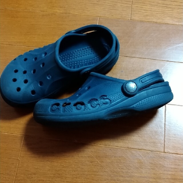 crocs(クロックス)のクロックス　黒 キッズ/ベビー/マタニティのキッズ靴/シューズ(15cm~)(サンダル)の商品写真