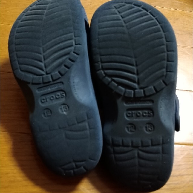 crocs(クロックス)のクロックス　黒 キッズ/ベビー/マタニティのキッズ靴/シューズ(15cm~)(サンダル)の商品写真