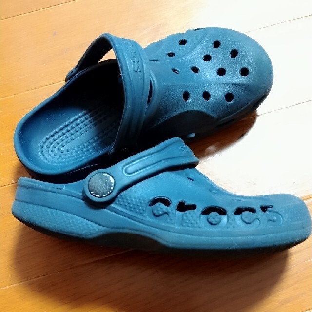 crocs(クロックス)のクロックス　黒 キッズ/ベビー/マタニティのキッズ靴/シューズ(15cm~)(サンダル)の商品写真