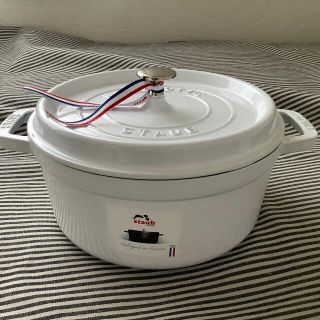 ストウブ(STAUB)の【専用】ストウブ ココットロンド 24センチ ホワイト(鍋/フライパン)