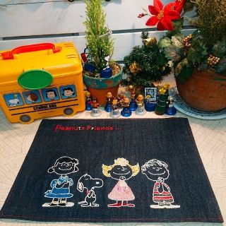 ピーナッツ(PEANUTS)の☆スヌーピー刺繍マット☆(置物)