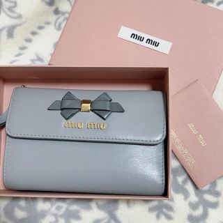 ミュウミュウ(miumiu)のmiumiu グレー　リボン　財布(財布)