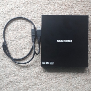 サムスン(SAMSUNG)のサムスン USB外付け DVDライター  SE-S084(PC周辺機器)