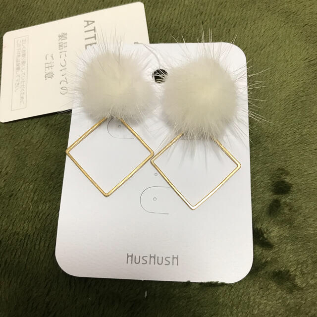 HusHush(ハッシュアッシュ)のファーピアス　新品・未使用 レディースのアクセサリー(ピアス)の商品写真