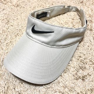 ナイキ(NIKE)のナイキゴルフ　サンバイザー　ベージュ(サンバイザー)