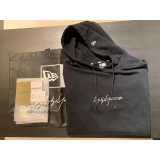 ヨウジヤマモト(Yohji Yamamoto)のyohji yamamoto×NEW ERAコラボフーディ(black.XL)(パーカー)