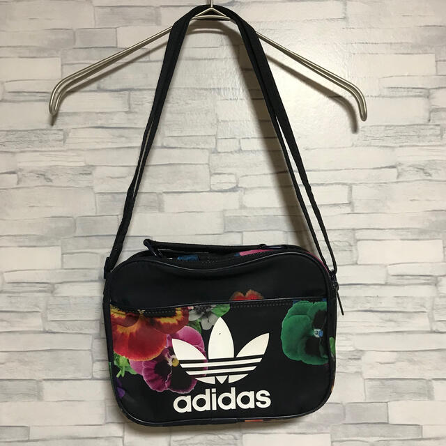 adidas(アディダス)のadidas  アディダス　オリジナルス　レア　花柄　2WAY  バック レディースのバッグ(ショルダーバッグ)の商品写真