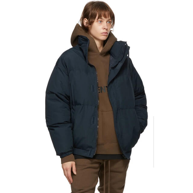 FEAR OF GOD(フィアオブゴッド)のESSENTIALS SSENSE 限定 ネイビー Puffer ジャケット メンズのジャケット/アウター(ダウンジャケット)の商品写真