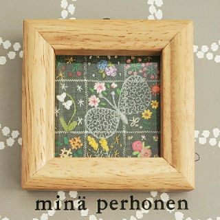 ミナペルホネン(mina perhonen)のミナペルホネンお花の刺繍☆ミニフレーム☆ハンドメイド(コサージュ/ブローチ)