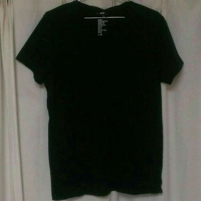 H&M(エイチアンドエム)のH&M Vネック シャツ 黒 M メンズのトップス(Tシャツ/カットソー(半袖/袖なし))の商品写真
