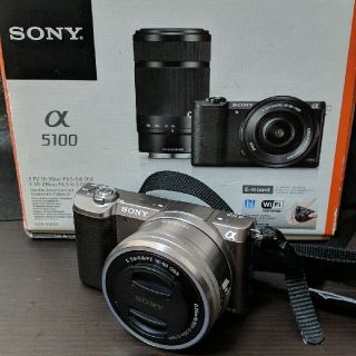 ソニー(SONY)のジロー様　α5100 パワーズーム SONY ミラーレス 一眼　ブラウン　箱付(ミラーレス一眼)