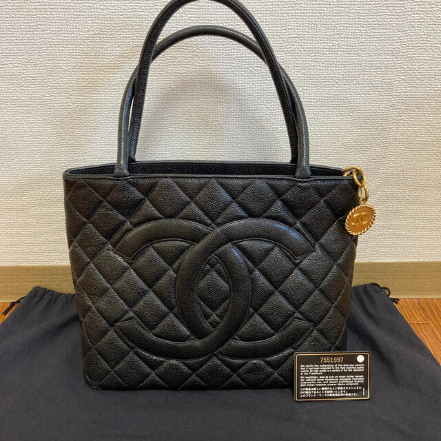 CHANEL(シャネル)のユカ様専用　シャネル　復刻版トート　キャビアスキン　ゴールド金具 レディースのバッグ(トートバッグ)の商品写真