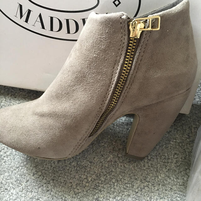 Steve Madden(スティーブマデン)のショート　ブーツ　STEVE MADDEN  新品未使用　ブーティ　グレージュ レディースの靴/シューズ(ブーツ)の商品写真