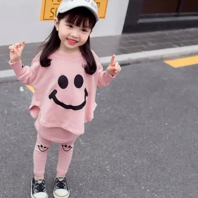 キッズニコちゃんセットアップ韓国子供服 スカッツスカートレギンス ピンク 黒 キッズ/ベビー/マタニティのキッズ服女の子用(90cm~)(Tシャツ/カットソー)の商品写真