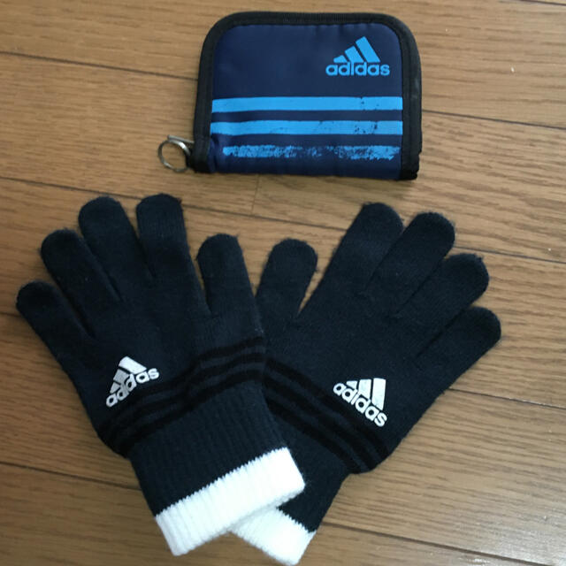 adidas(アディダス)の4児ママ様専用です。　　　　値下げしました！adidas  財布&手袋子供向き キッズ/ベビー/マタニティのこども用ファッション小物(手袋)の商品写真