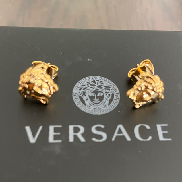 VERSACE(ヴェルサーチ)のヴェルサーチ　メデューサ　ピアス メンズのアクセサリー(ピアス(両耳用))の商品写真