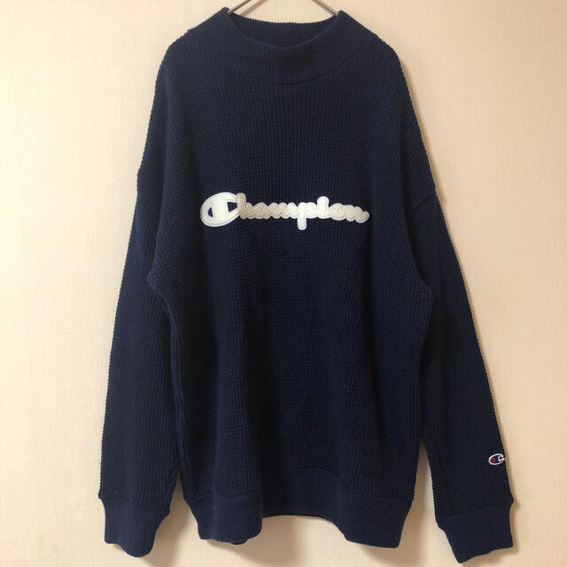 Champion(チャンピオン)の【古着女子必見♪】チャンピオン 胸元ワッペンビッグロゴ 紺色 ニットセーター メンズのトップス(ニット/セーター)の商品写真