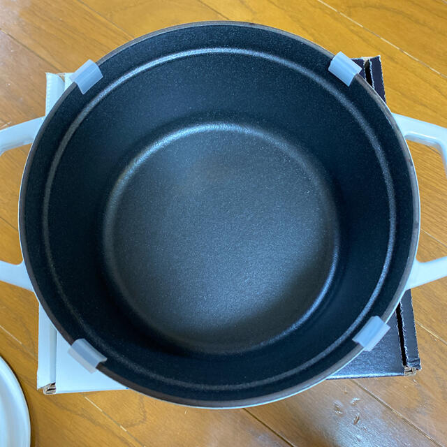 STAUB(ストウブ)のストウブ　ホワイト　ココット　ラウンド　20cm インテリア/住まい/日用品のキッチン/食器(鍋/フライパン)の商品写真