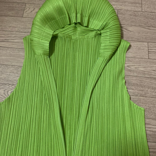 PLEATS PLEASE ISSEY MIYAKE(プリーツプリーズイッセイミヤケ)の【専用となりました】イッセイミヤケ/プリーツプリーズ/フード付きWジップベスト レディースのトップス(ベスト/ジレ)の商品写真