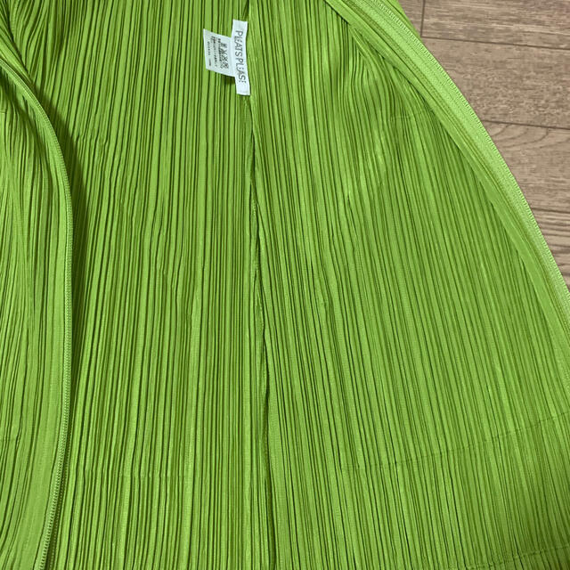 PLEATS PLEASE ISSEY MIYAKE(プリーツプリーズイッセイミヤケ)の【専用となりました】イッセイミヤケ/プリーツプリーズ/フード付きWジップベスト レディースのトップス(ベスト/ジレ)の商品写真