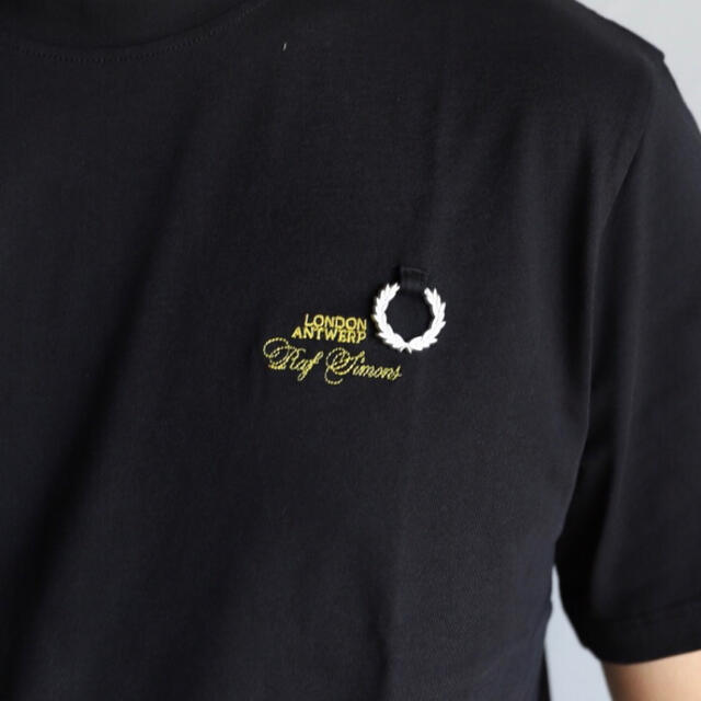 ◇ ラフシモンズ × フレッドペリー チャーム付きコラボTシャツ