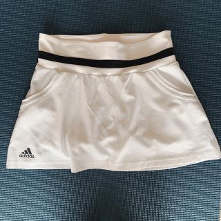 アディダス(adidas)のadidas⭐︎ホワイトフレアスコート(ミニスカート)