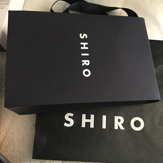 shiro(シロ)のSHIRO リップ美容液　エッセンスリップ　オイルカラー　 コスメ/美容のスキンケア/基礎化粧品(リップケア/リップクリーム)の商品写真