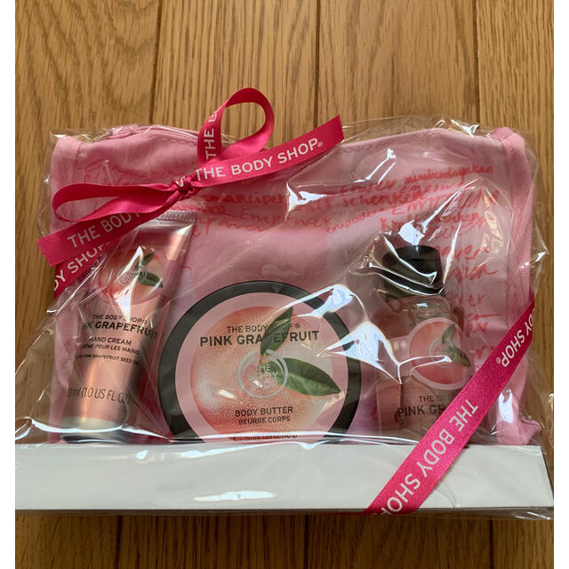 THE BODY SHOP(ザボディショップ)の【未開封品】THE BODY SHOP ピンクグレープフルーツ ポーチギフト コスメ/美容のボディケア(ボディクリーム)の商品写真