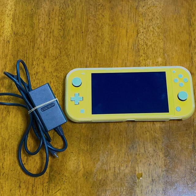 Nintendo Switch LITE 本体と純正充電器