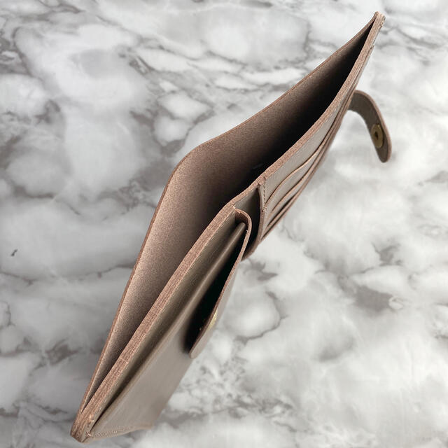 IL BISONTE(イルビゾンテ)の【新品未使用】  イルビゾンテ 手帳型 二つ折り財布 トルトラ グレーベージュ レディースのファッション小物(財布)の商品写真