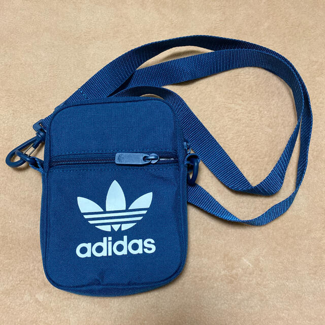 adidas(アディダス)のadidas original ミニショルダーバッグ メンズのバッグ(ショルダーバッグ)の商品写真