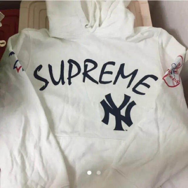 supreme × new york yankees hoodie