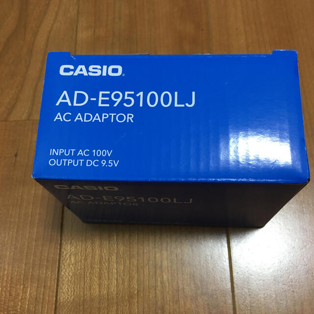 CASIO(カシオ)のカシオ　CACIO ACアダプター　AD-E95100LJ スマホ/家電/カメラのスマートフォン/携帯電話(バッテリー/充電器)の商品写真