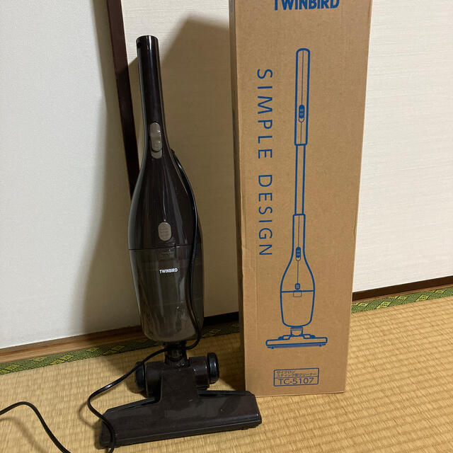 TWINBIRD(ツインバード)のTWINBIRD スティック型クリーナー(茶色) スマホ/家電/カメラの生活家電(掃除機)の商品写真