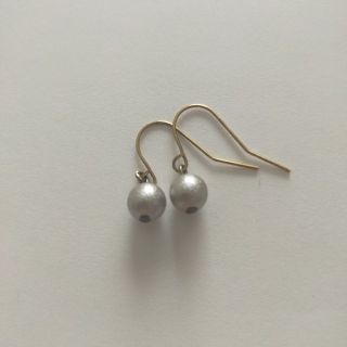 ハンドメイド コットンパールのピアス 【グレージュ】(ピアス)