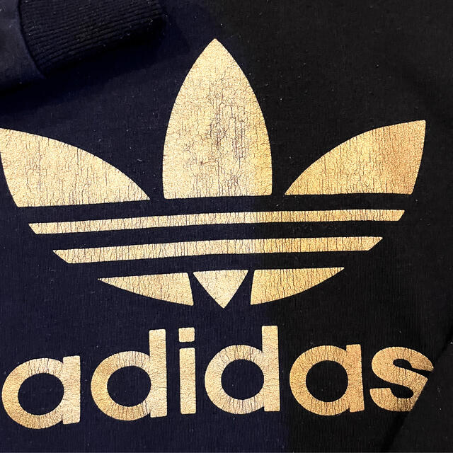 adidas(アディダス)のAdidas  黒に金ロゴ　パーカー　メンズMサイズ メンズのトップス(パーカー)の商品写真