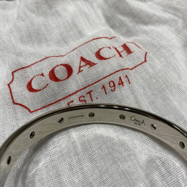 COACH(コーチ)のcoach コーチ　バングル　ブレスレット　パープル　美品 レディースのアクセサリー(ブレスレット/バングル)の商品写真