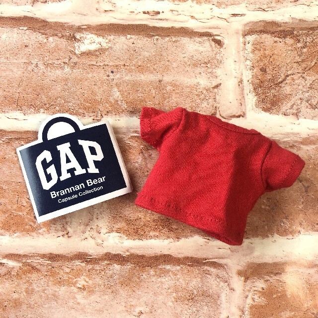 GAP(ギャップ)の店舗限定☆GAPガチャ カプセル GAPＴシャツ(赤) エンタメ/ホビーのおもちゃ/ぬいぐるみ(ぬいぐるみ)の商品写真