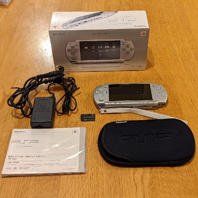 PlayStation Portable(プレイステーションポータブル)の【送料込】SONY PSP シルバー & モンハンポータブル3rd付 エンタメ/ホビーのゲームソフト/ゲーム機本体(携帯用ゲームソフト)の商品写真