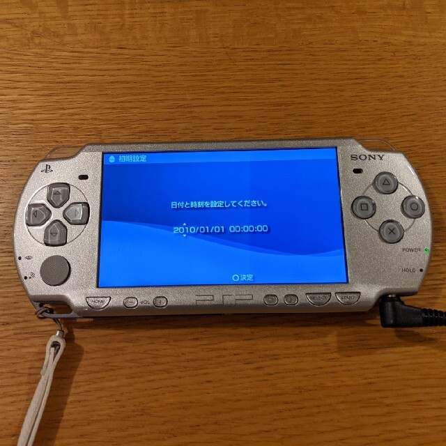 PlayStation Portable(プレイステーションポータブル)の【送料込】SONY PSP シルバー & モンハンポータブル3rd付 エンタメ/ホビーのゲームソフト/ゲーム機本体(携帯用ゲームソフト)の商品写真