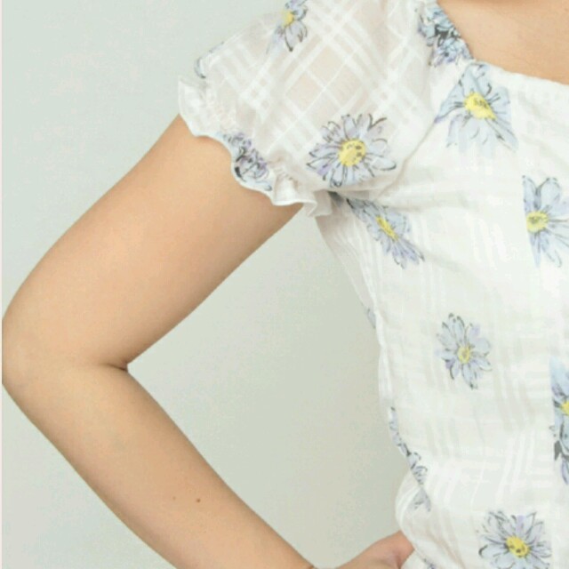 PRIME PATTERN(プライムパターン)のプラパタ　花柄トップス レディースのトップス(シャツ/ブラウス(半袖/袖なし))の商品写真