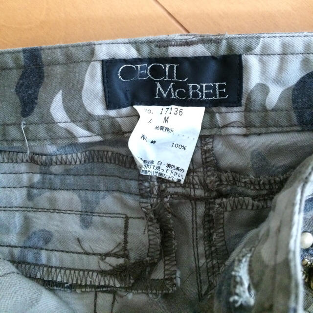 CECIL McBEE(セシルマクビー)のCECIL McBEE迷彩タイトスカート レディースのスカート(ひざ丈スカート)の商品写真